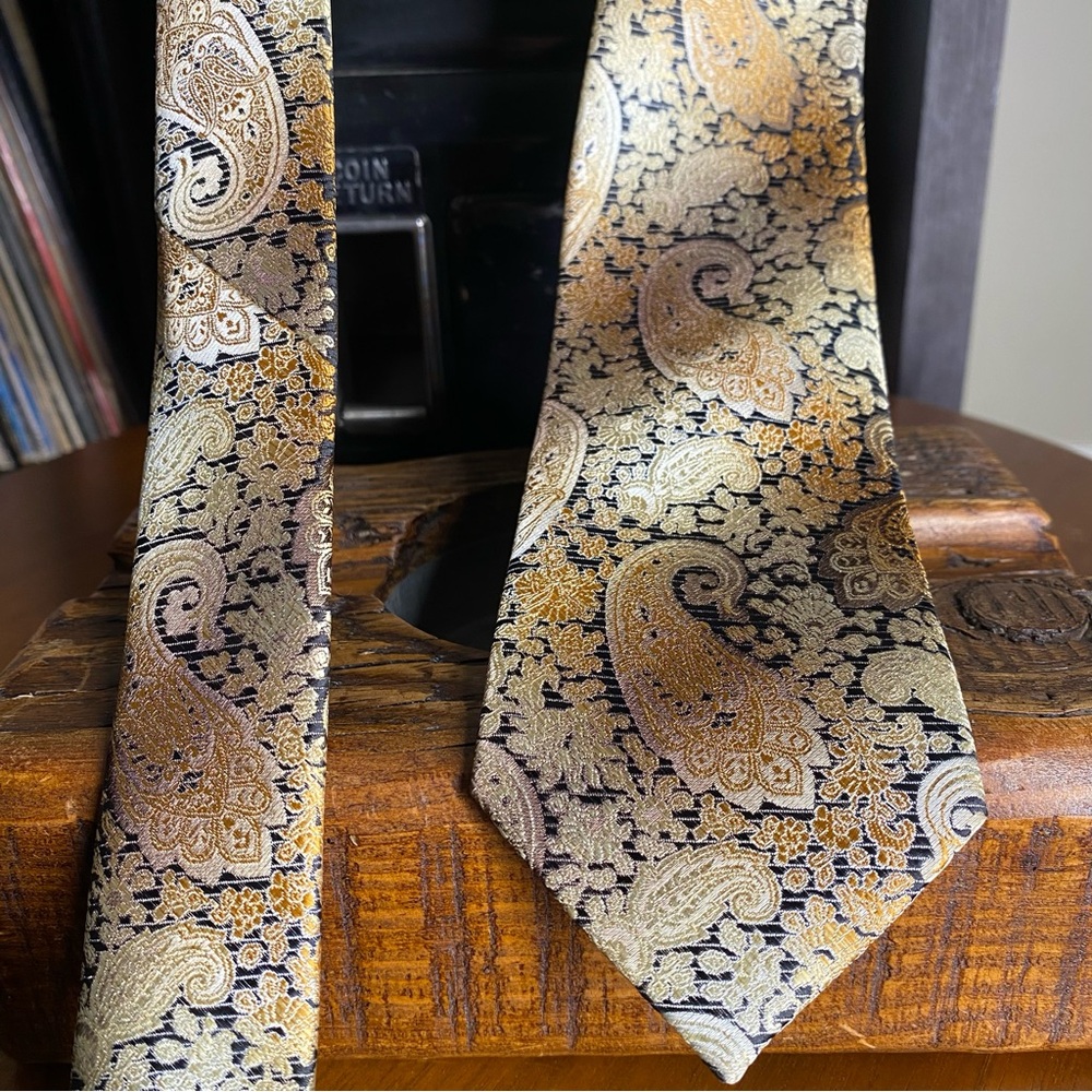 Elegant Paisley Tie Mario Ferrari 100% Polyester